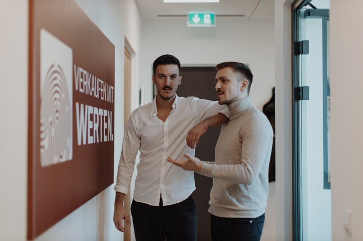 Planbare Anfragen und Abschlüsse mit der Verkaufen mit Werten GmbH: Wie Tim Nägler gemeinsam mit Geschäftsführer Sebastian Auer systematisch LinkedIn-Prozesse aufbaut