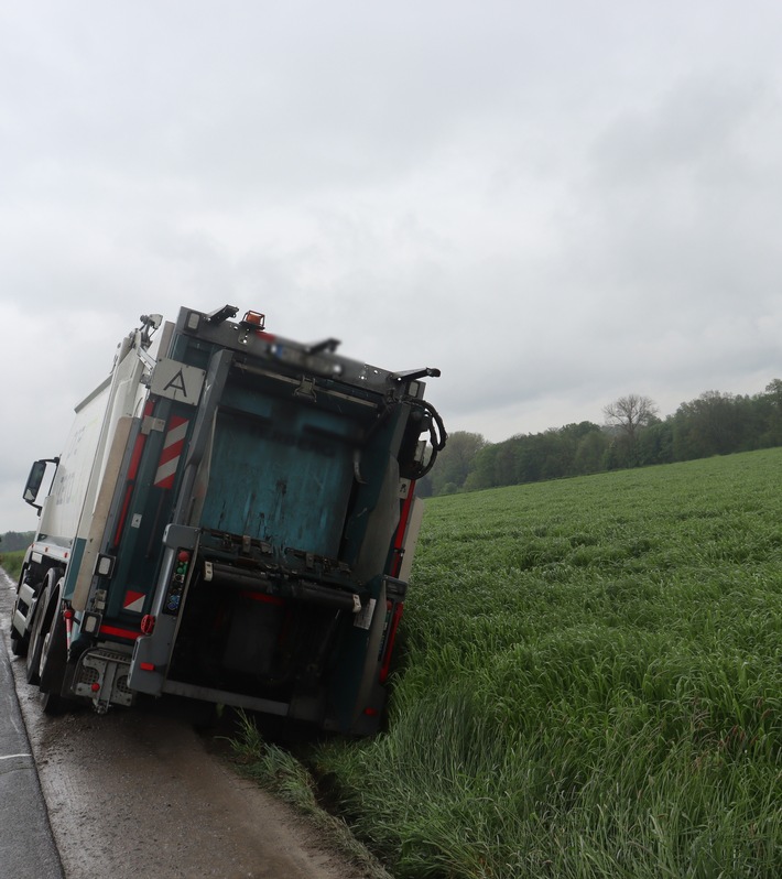 POL-HF: Müllfahrzeug landet im Straßengraben - Polizei sucht Unfallbeteiligte