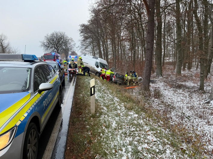 POL-HRO: Eine Schwerverletzte nach Glätteunfall auf der B321