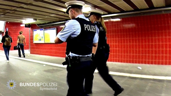 Bundespolizeidirektion München: Körperverletzung und Beleidigung am Ostbahnhof / Rassistische Beleidigungen gegen Restaurantbesucher
