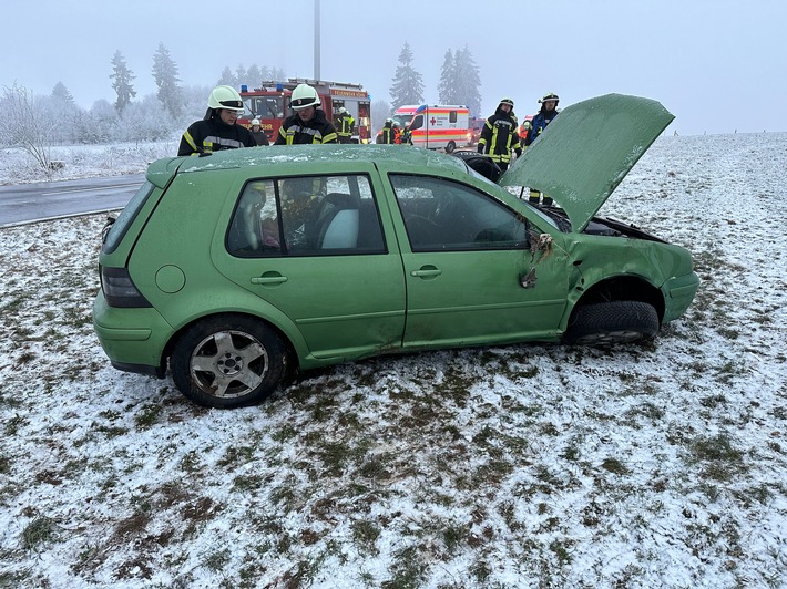 FW VG Westerburg: Fahrzeug kommt von spiegelglatter Fahrbahn ab - Mutter und Sohn kommen mit leichten Verletzungen davon.