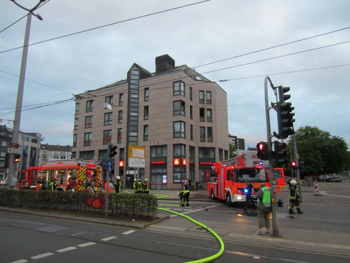 FW-MH: Küchenbrand im dritten Obergeschoss eines Wohn- und Geschäftshauses in der Mülheimer Innenstadt