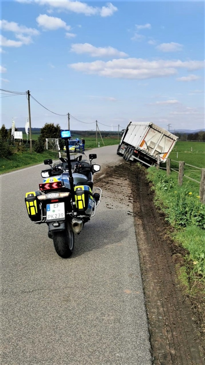 LPI-NDH: Lkw zur Seite gekippt