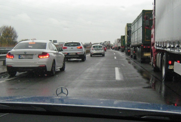 POL-PDNW: Polizeiautobahnstation - Autobahnpolizei Ruchheim kontrolliert &quot;Rettungsgasse&quot;