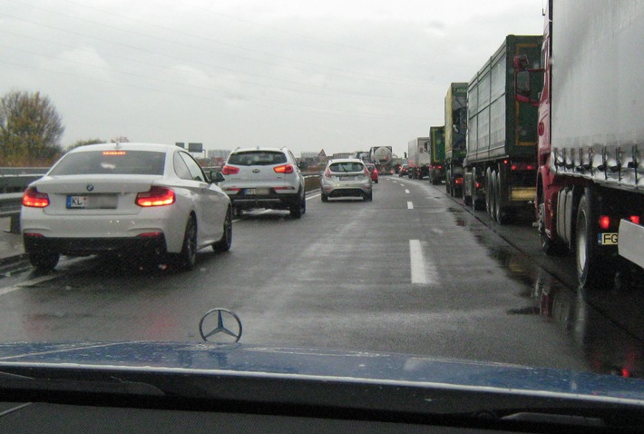 POL-PDNW: Polizeiautobahnstation - Autobahnpolizei Ruchheim kontrolliert "Rettungsgasse"