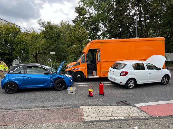 POL-RBK: Bergisch Gladbach - Verkehrsunfall mit drei beteiligten Fahrzeugen - Zwei Personen leicht verletzt