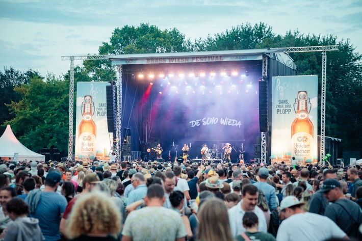 Line-Up des Brass Wiesn Festivals 2025 mit erstklassigen Headlinern: Freitagabend Wanda, Samstagabend Pizzera & Jaus