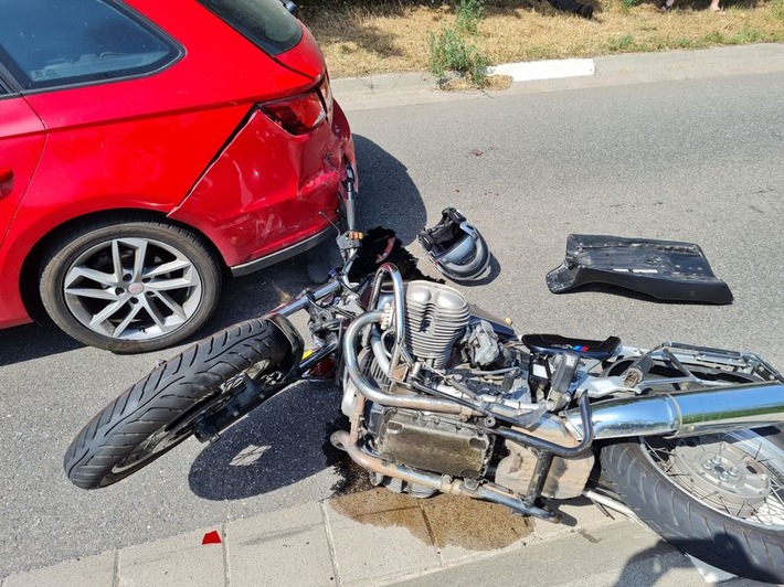 POL-PDLU: MIT BILD Schwerer Verkehrsunfall mit verletztem Motorradfahrer - Es werden Zeugen zum Unfallhergang gesucht MIT BILD