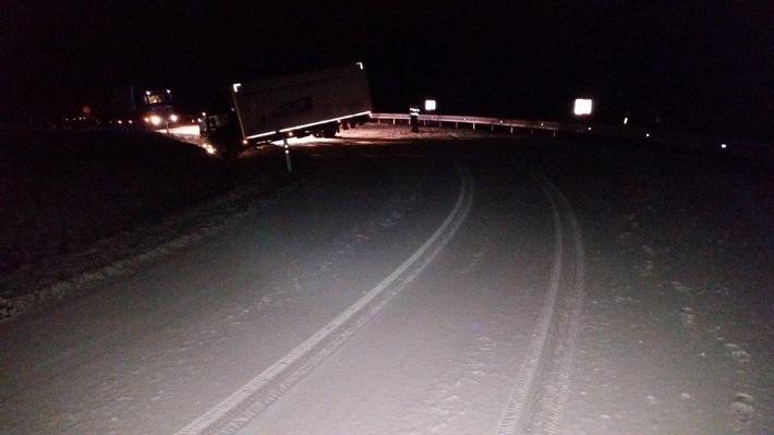 POL-HOL: Landkreis Holzminden

Wintereinbruch hält Polizei und Räumdienste in Trab
-
Zahlreiche Unfälle auf winterglatter Fahrbahn