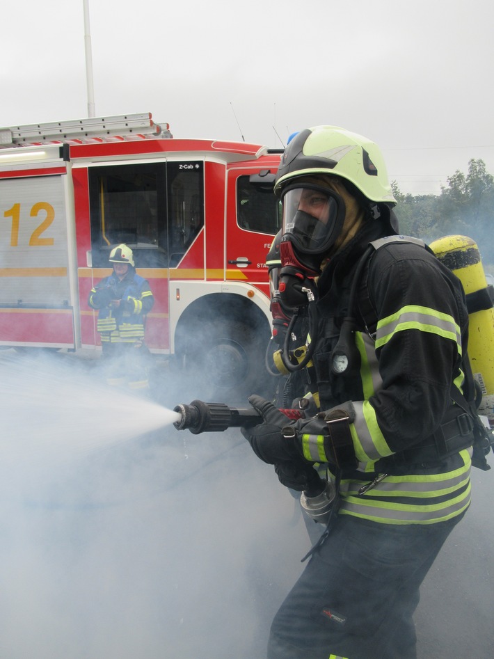 FW Dinslaken: Person aus verrauchter Wohnung gerettet