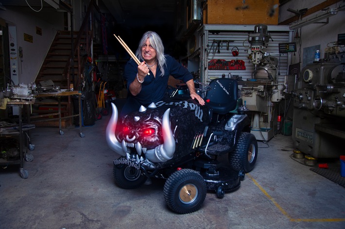 Rocklegende versteigert Rasenmäher-Unikat - Mikkey Dee (Motörhead/Scorpions) engagiert sich mit Briggs & Stratton für eine Kampagne gegen sexuelle Gewalt - Internationale Auktion bis 15. Dezember