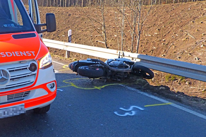 POL-GM: 010321-149: Motorradfahrer kollidiert mit Leitplanke