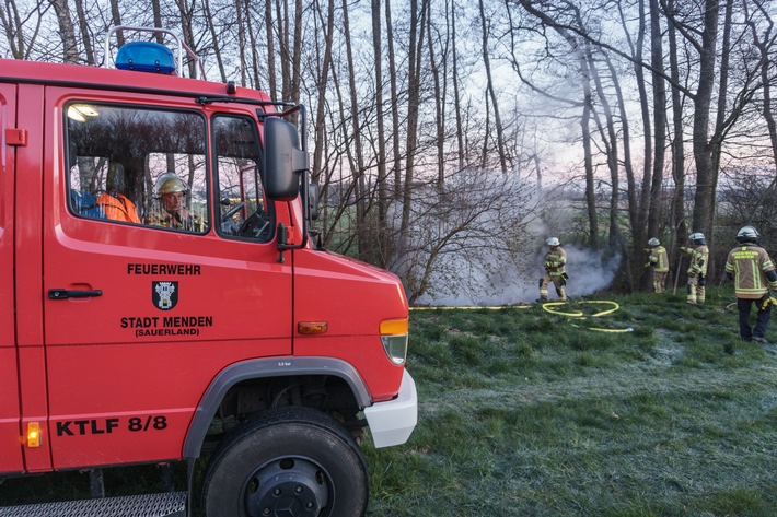 FW Menden: Ungewöhnlich für diese Jahreszeit: Feuerwehr rückt zu Waldbrand aus