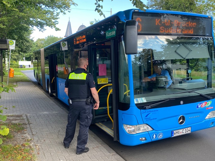 POL-WHV: Polizei kontrolliert die Einhaltung der Maskenpflicht in öffentlichen Verkehrsmitteln (mit Foto)