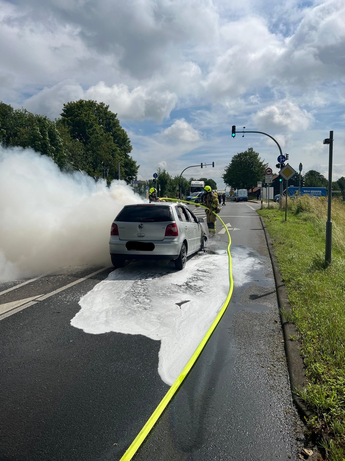 FW Ratingen: Fahrzeug geht nach Verkehrsunfall in Flammen auf - Feuerwehr Ratingen im Einsatz