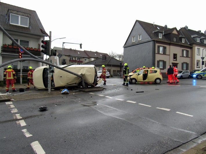 POL-ME: VW überschlägt sich bei Zusammenstoß im Kreuzungsbereich - Velbert - 2301061