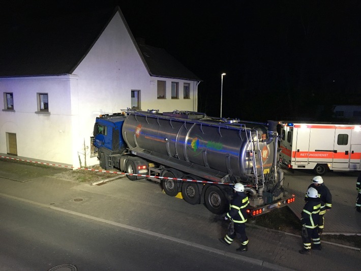 FW-MK: Gülletransporter fährt in Wohnhaus