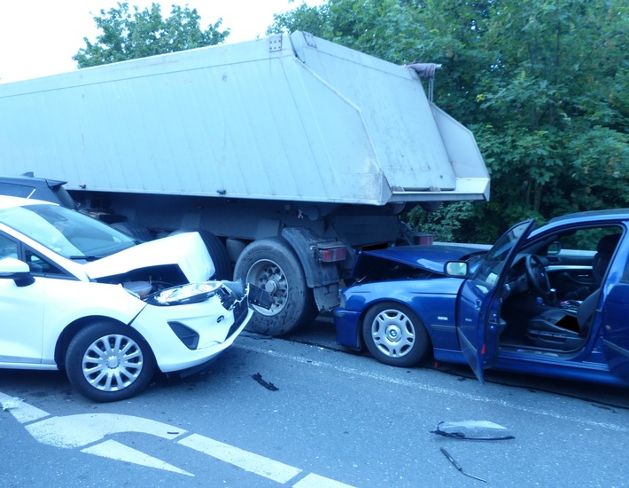 POL-MI: Sieben Fahrzeuge an Auffahrunfall in Lahde beteiligt