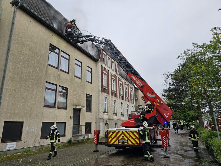 FW Bergheim: Feuer in einer leerstehenden Wohneinrichtung