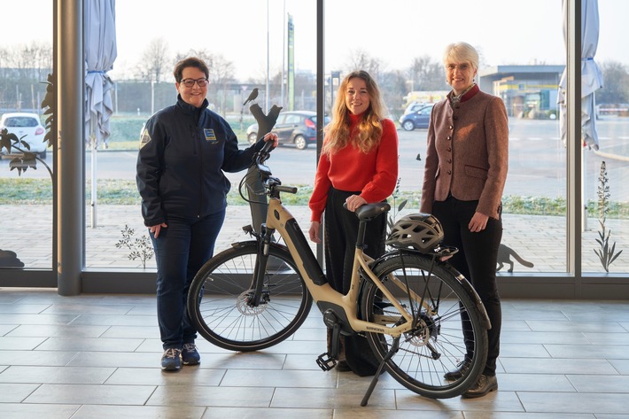 Presse-Information: Wettbewerb für mehr Nachhaltigkeit - Gewinnerin erhält von Edeka Südwest ein E-Bike
