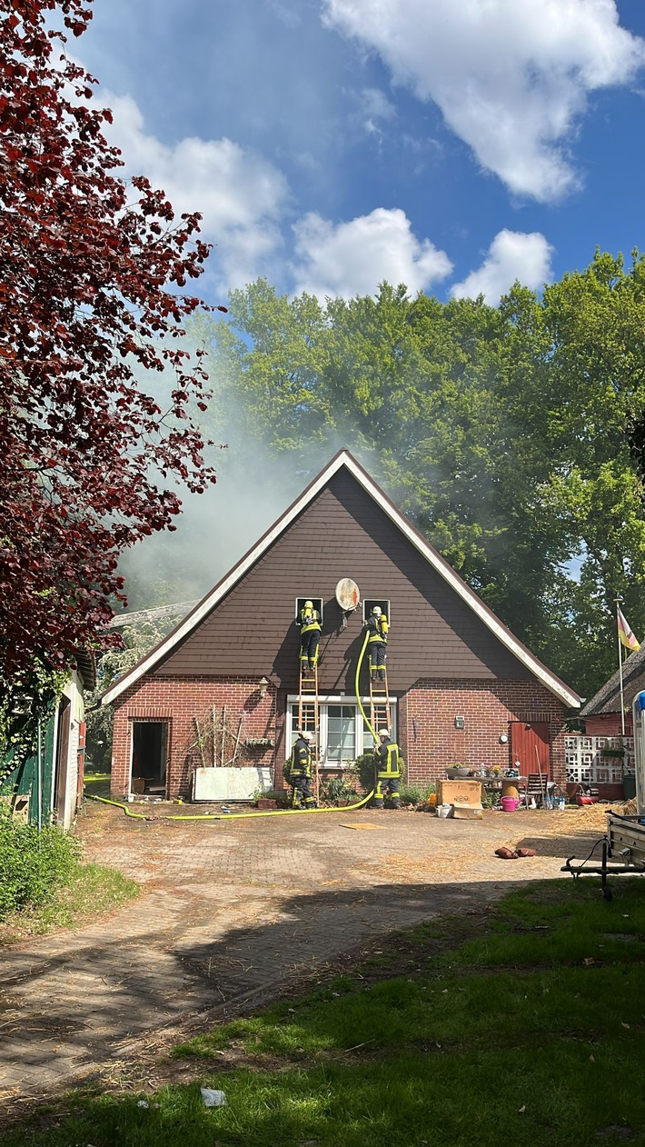POL-STD: Dachstuhl von Wohnhaus in Brand geraten