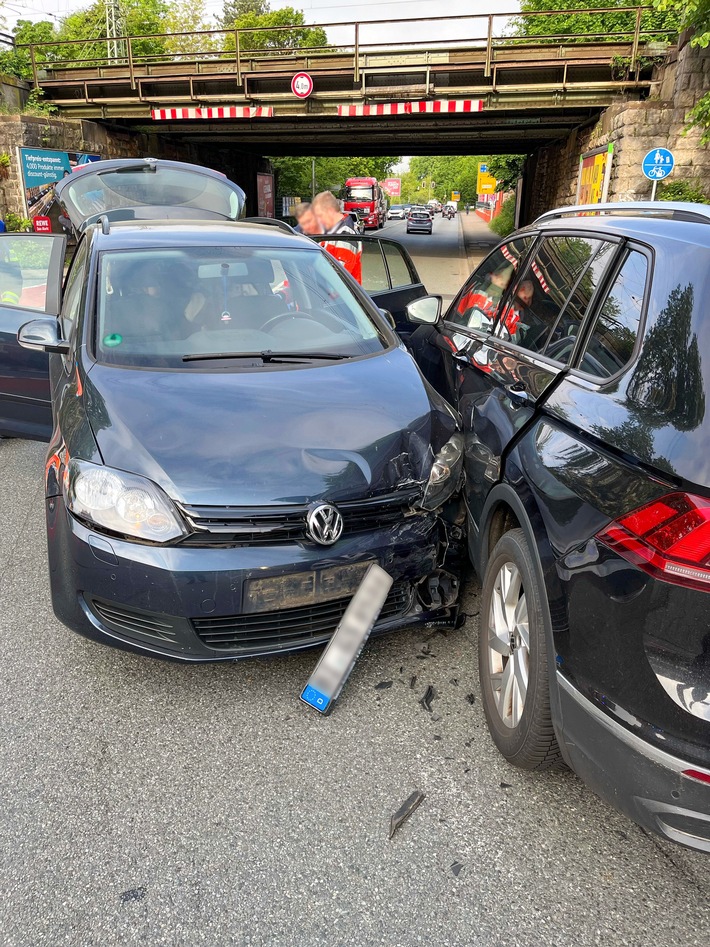 POL-BI: Unfall beim Abbiegen