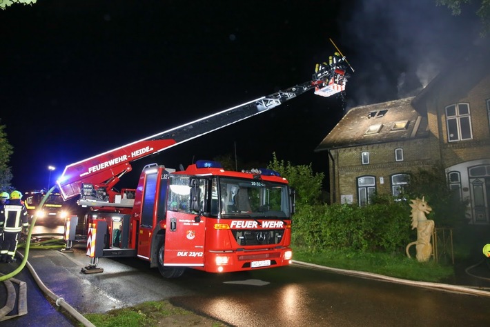 FW-HEI: Feuer zerstört alte Schule in Bunsoh - Übergreifen der Flammen unvermeidbar