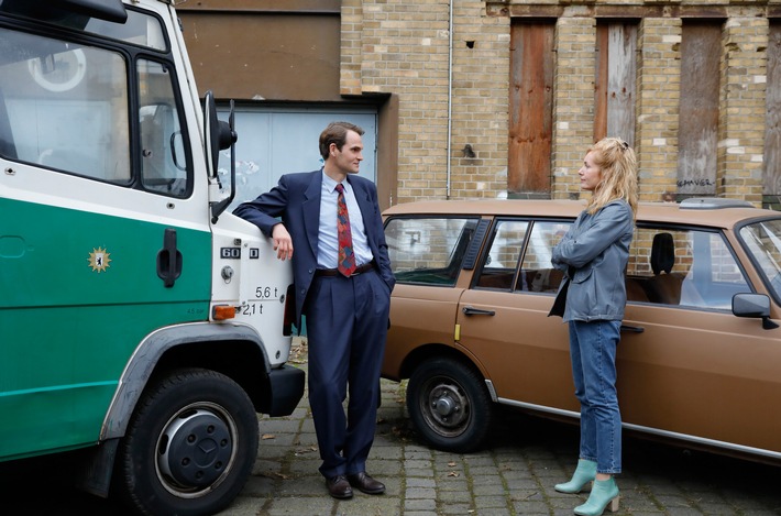 Das Erste: &quot;ZERV&quot;- Nadja Uhl und Fabian Hinrichs kämpfen gemeinsam gegen Verbrechen in der Wendezeit direkt nach dem Mauerfall / Drehschluss der neuen Serie mit sechs Folgen im Ersten