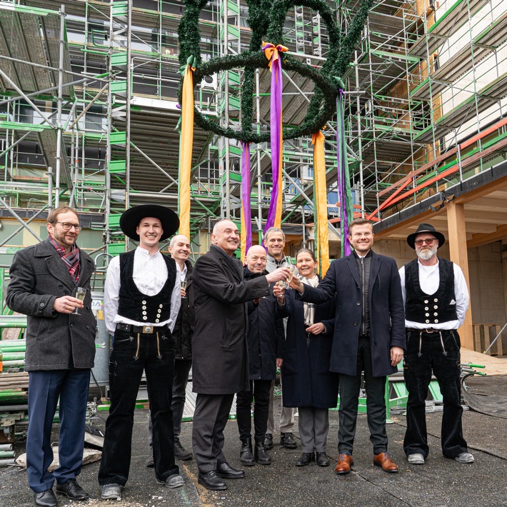 Holzhochhaus am Nordwestring: UmweltHaus feiert Richtfest