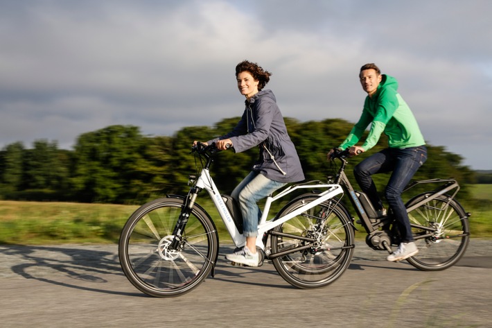 E-Bike Riese & Müller Homage (2015), Elektrorad, ebike, e-bike, Ebike, E-Bike, Elektrofahrrad, Pedelec, S-Pedelec,vollgefedert, Bosch Antrieb, Bosch E-Bike System, Mittelmotor, Fahrspaß, Designbike, Bikedesign, 29-Zoll, integrierter Gepäckträger, Nuvinci-Nabe, Nuvinci Schaltung, Rohloff-Schaltung, Rohloff, Elektrounterstützung Weiterer Text über OTS und www.presseportal.de/pm/78177 / Die Verwendung dieses Bildes ist für redaktionelle Zwecke honorarfrei. Veröffentlichung bitte unter Quellenangabe: "obs/riese & müller GmbH/Alexander Heimann" Weiterer Text über OTS und www.presseportal.de/pm/78177 / Die Verwendung dieses Bildes ist für redaktionelle Zwecke honorarfrei. Veröffentlichung bitte unter Quellenangabe: "obs/riese & müller GmbH/Alexander Heimann"