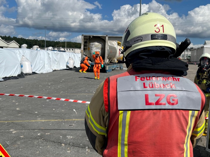 POL-HL: HL-Kücknitz / Hafensicherheitsdienst bemerkt Leckage an Tankcontainer