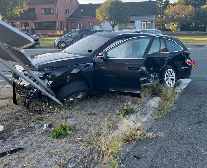 POL-MI: Zwei Totalschäden nach Kreuzungsunfall