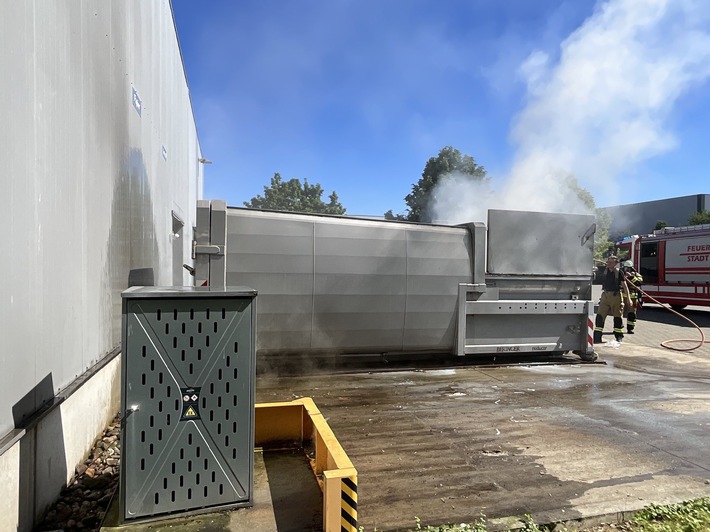 FW-NE: Feuer an einer Gewerbehalle | Brennender Presscontainer abgelöscht