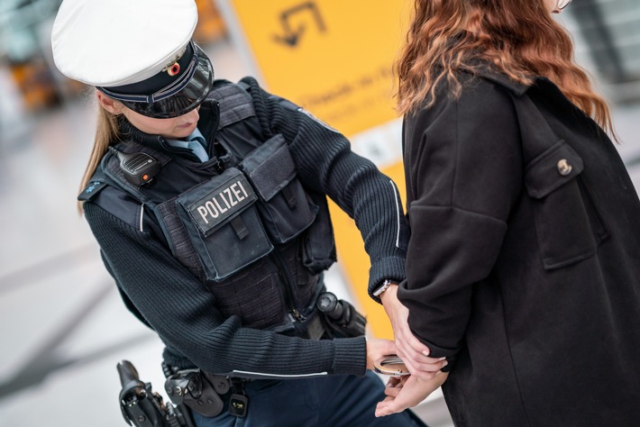 Bundespolizeidirektion München: &quot;Juicy Fields&quot;-Betrug: Europaweite Ermittlungen führen zur Festnahme am Flughafen München