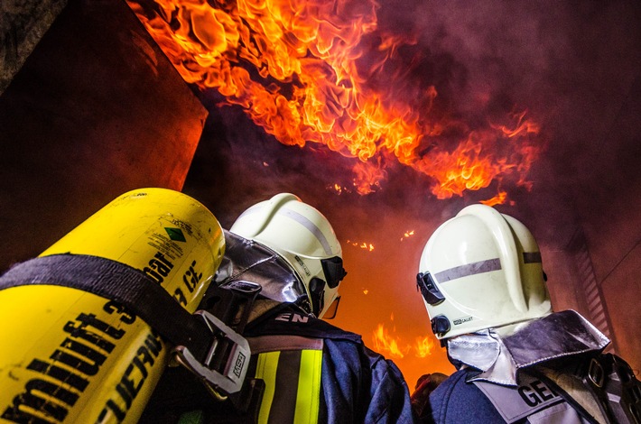 FW-GE: Zwei brennende PKW sorgen für erhebliche Rauchentwicklung in Buer