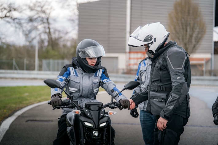 Le TCS aide les jeunes à débuter la moto en toute sécurité