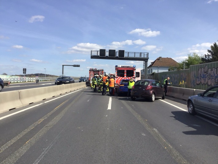 FW-BO: Verkehrsunfall mit vier Fahrzeugen auf der A40 - Rettungswagen der Feuerwehr beteiligt