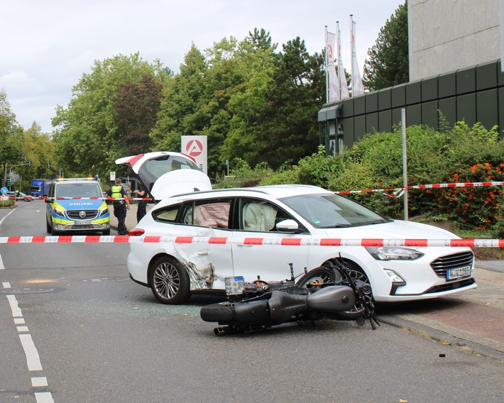 POL-RBK: Bergisch Gladbach - Zusammenstoß zwischen Pkw und Motorrad - 2 Verletzte
