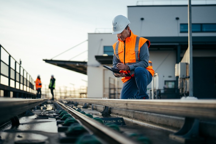 Bahnsicherheit: TÜV Rheinland begleitet fahrerlose Bahnverbindung am Flughafen Frankfurt