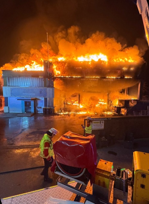 FW Minden: Großbrand einer Lagerhalle beschäftigt die Feuerwehr zwei Tage