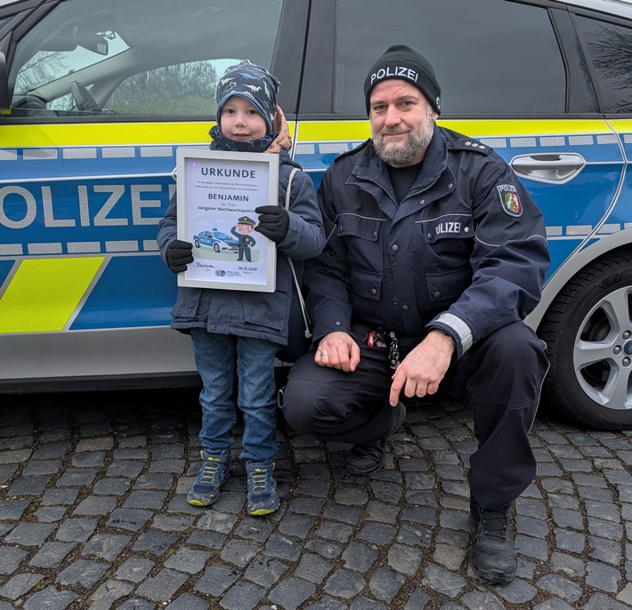 POL-BO: Urkunde für Polizeinachwuchs: Benjamin (5) ist Bochums "jüngster Polizist"