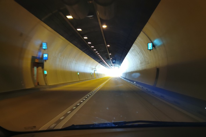 Bundespolizeidirektion München: Fußgänger nachts auf der Autobahn/ Bundespolizei greift Migranten in Autobahntunnel auf