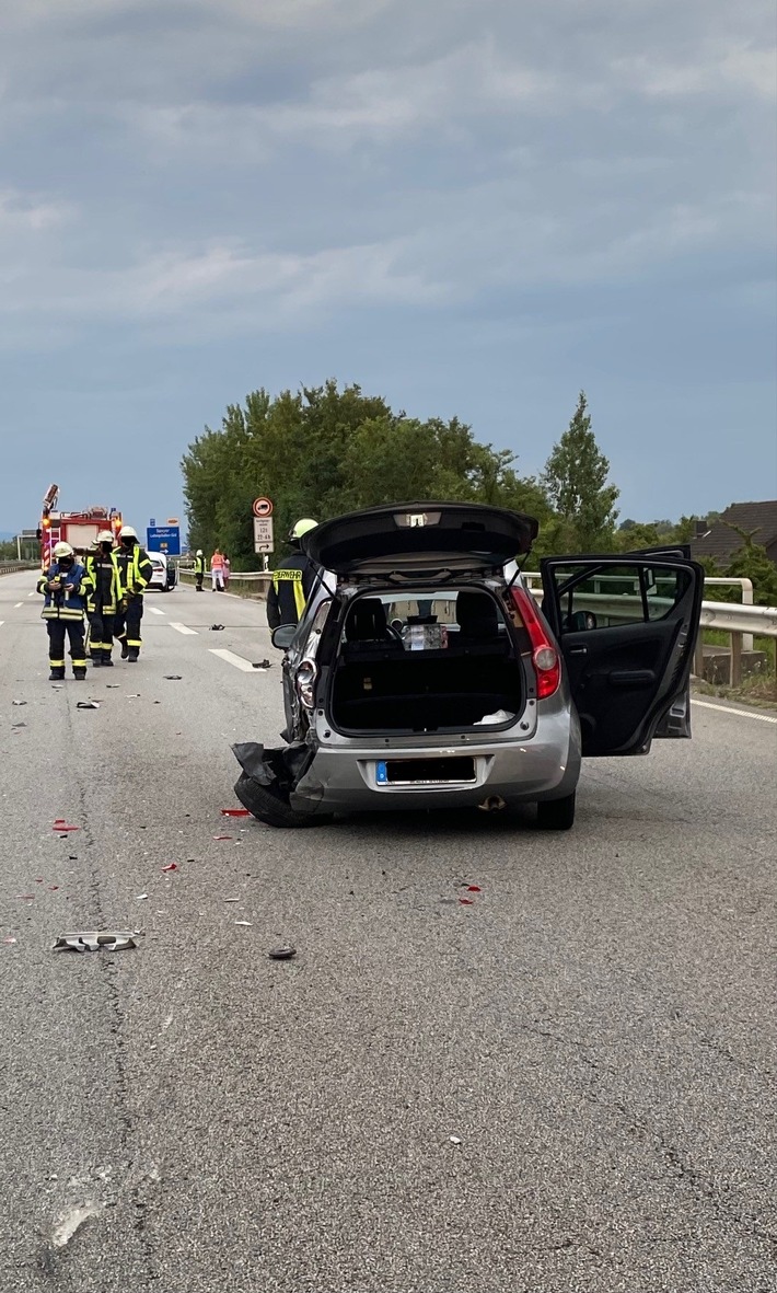 POL-PDNW: Polizeiautobahnstation Ruchheim - Auffahrunfall auf A650, drei Personen leicht verletzt