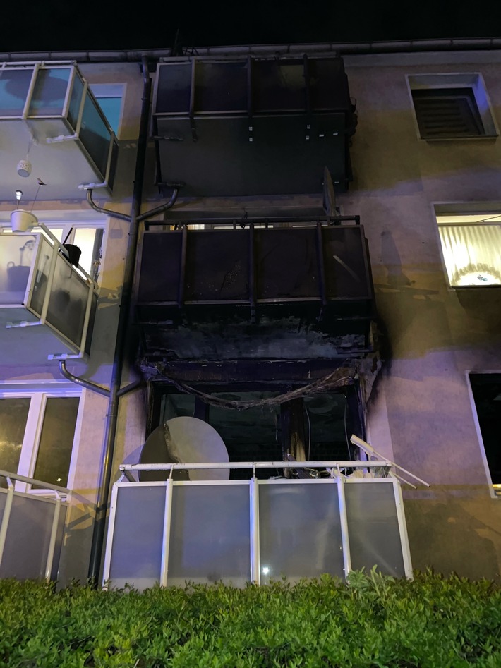 FW-E: Wohnungsbrand im Erdgeschoss eines Mehrfamilienhauses in Essen - Brandausbreitung auf darüber liegende Wohnung verhindert - Keine Verletzten