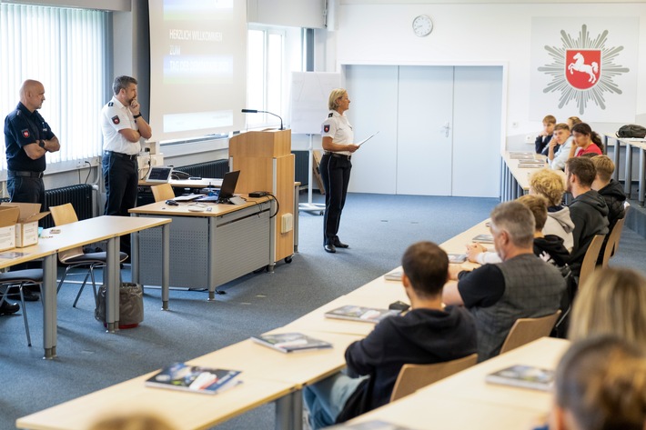 POL-AK NI: Bildung und Begegnung zum Tag der Demokratie an der Polizeiakademie Niedersachsen Schülerinnen und Schüler diskutieren mit Polizeistudierenden über Demokratie in der deutschen Polizeigeschichte