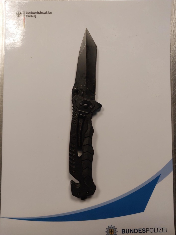 BPOL-HH: Keine wirklich gute Idee...: Alkoholisierter Mann erscheint mit Messer zur Anzeige auf Hamburger Bundespolizeirevier-