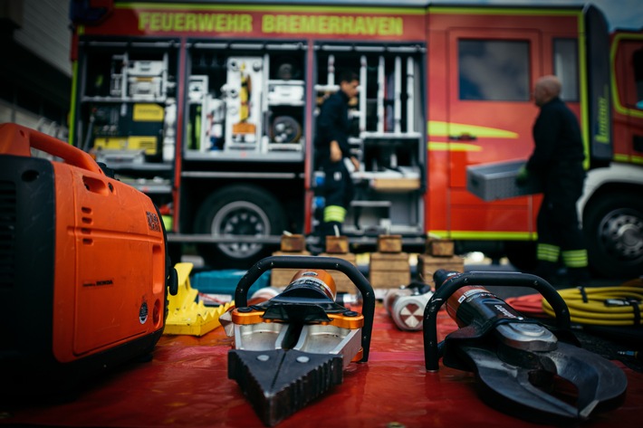 FW Bremerhaven: Verkehrsunfall auf der Autobahn - Feuerwehr Bremerhaven im Einsatz