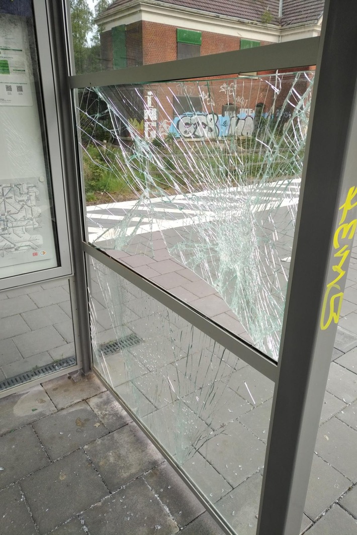 BPOL NRW: Langeweile wegen Corona? - Unbekannte zerstören Glasscheiben am Haltepunkt Dortmund-Kurl - Bundespolizei bittet um Hinweise