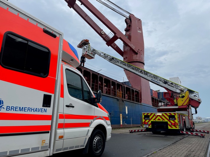 FW Bremerhaven: Arbeitsunfall auf Handelsschiff - Höhenretter und Rettungsdienst der Feuerwehr Bremerhaven im Einsatz