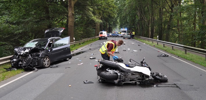 POL-NI: Unfall zwischen PKW und Motorrad - 57-jähriger Kradfahrer verstirbt an der Unfallstelle